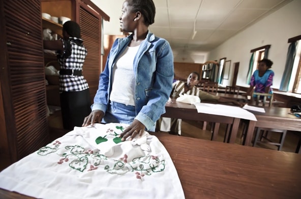 Progetto solidale donne come Margareth per AROUND AWT in Malawi, una sarta per Chitipi