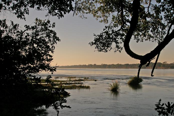 Zambesi, Lower Zambesi national park - Un caldo tramonto sul leggendario fiume dello Zambia safari africa