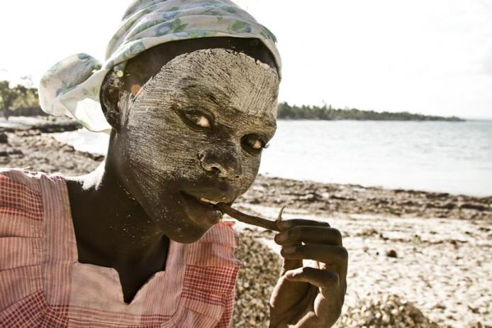 Donna con maschera musiro, Mozambico africa macua safari spiaggia turismo responsabile sostenibile