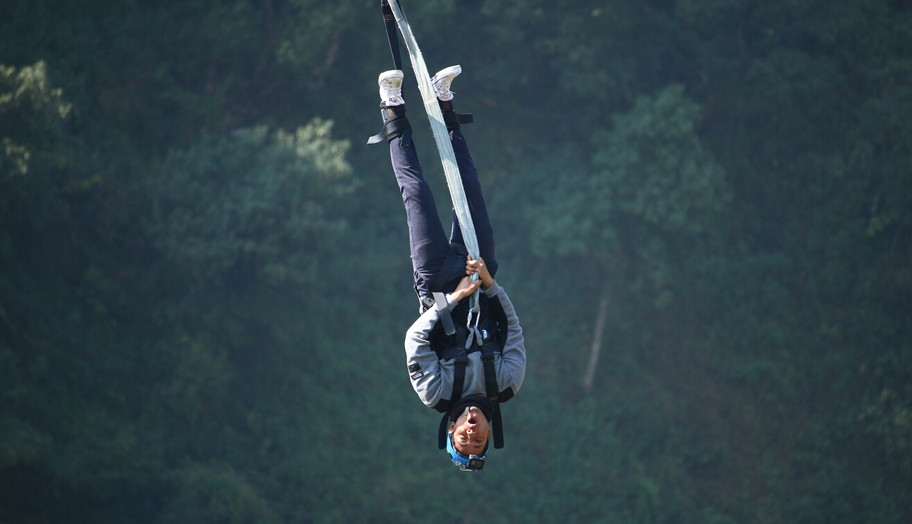 Foto di una persona che fa bungee jumping alle Cascate Vittoria, attività che puoi fare se viaggi con Africa Wild Truck
