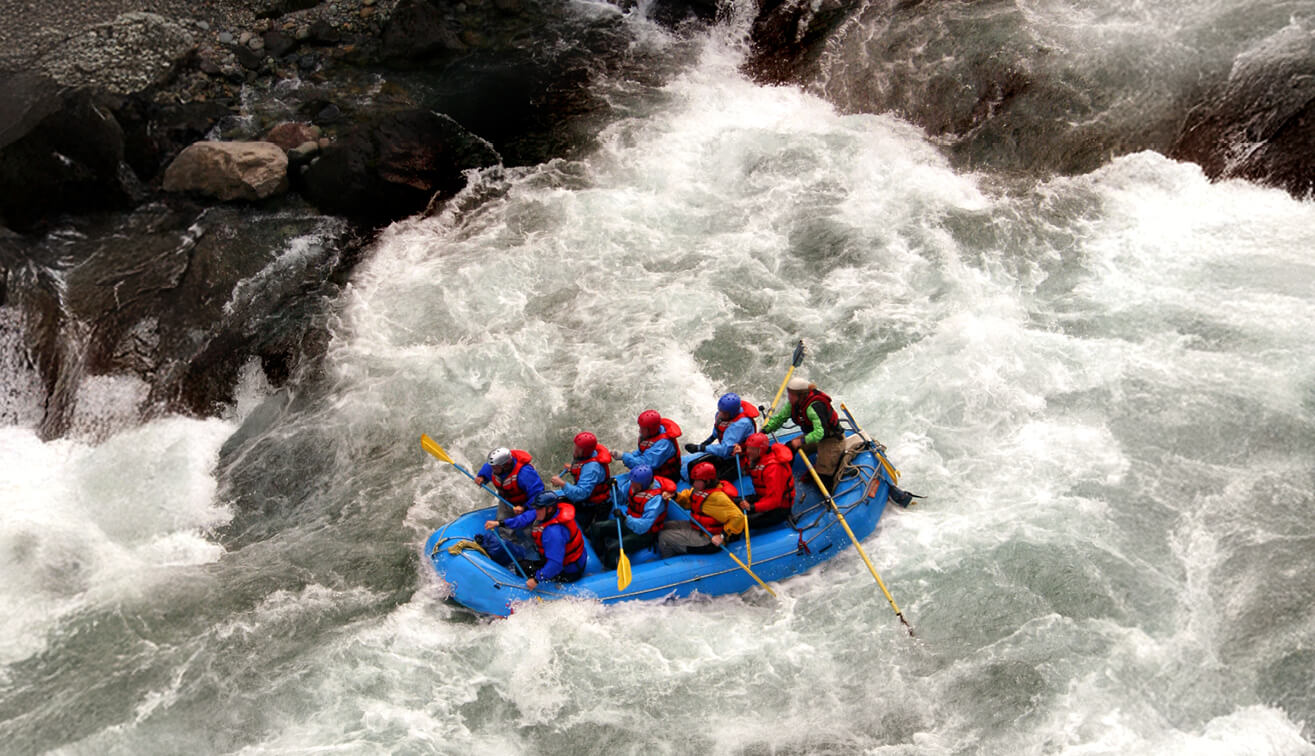 Foto di un gruppo di persone che fa rafting alle Cascate Vittoria, attività che puoi fare se viaggi con Africa Wild Truck