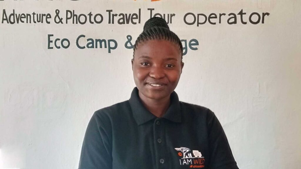 Ritratto di Teleza Kasiya, receptionist presso l'Africa Wild Truck Lodge